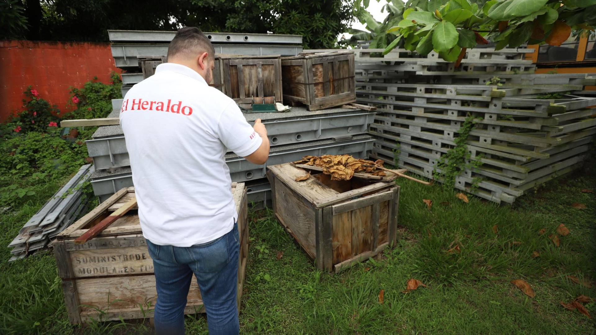 $!La Unidad Investigativa de EL HERALDO Plus encontró en una iglesia los pedazos de estructuras modulares tipo Bailey que no instaló la SIT.