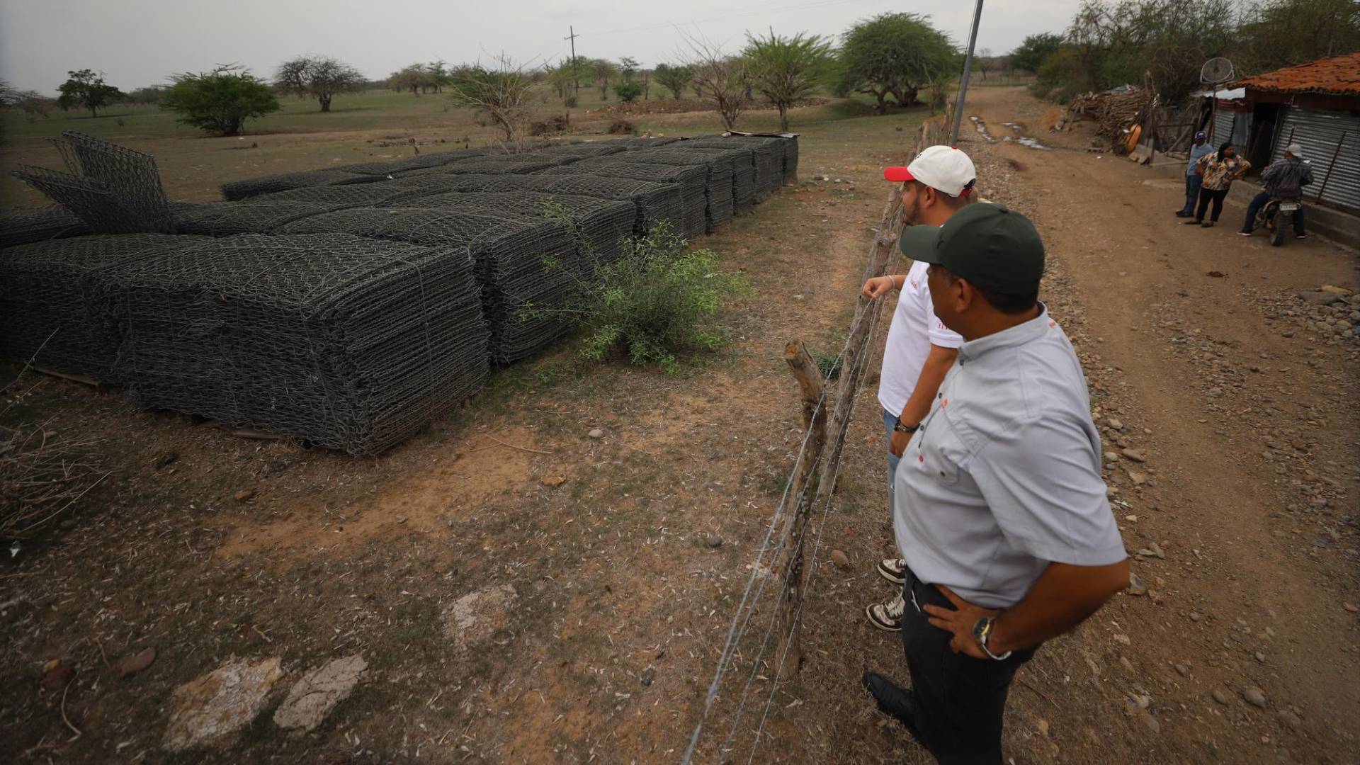 $!El alcalde de Alianza, Valle, Faustino Manzanares llevó a la Unidad Investigativa de EL HERALDO Plus al terreno donde la SIT dejó tirados los gaviones que donó la Cooperación Suiza para la construcción de un dique.