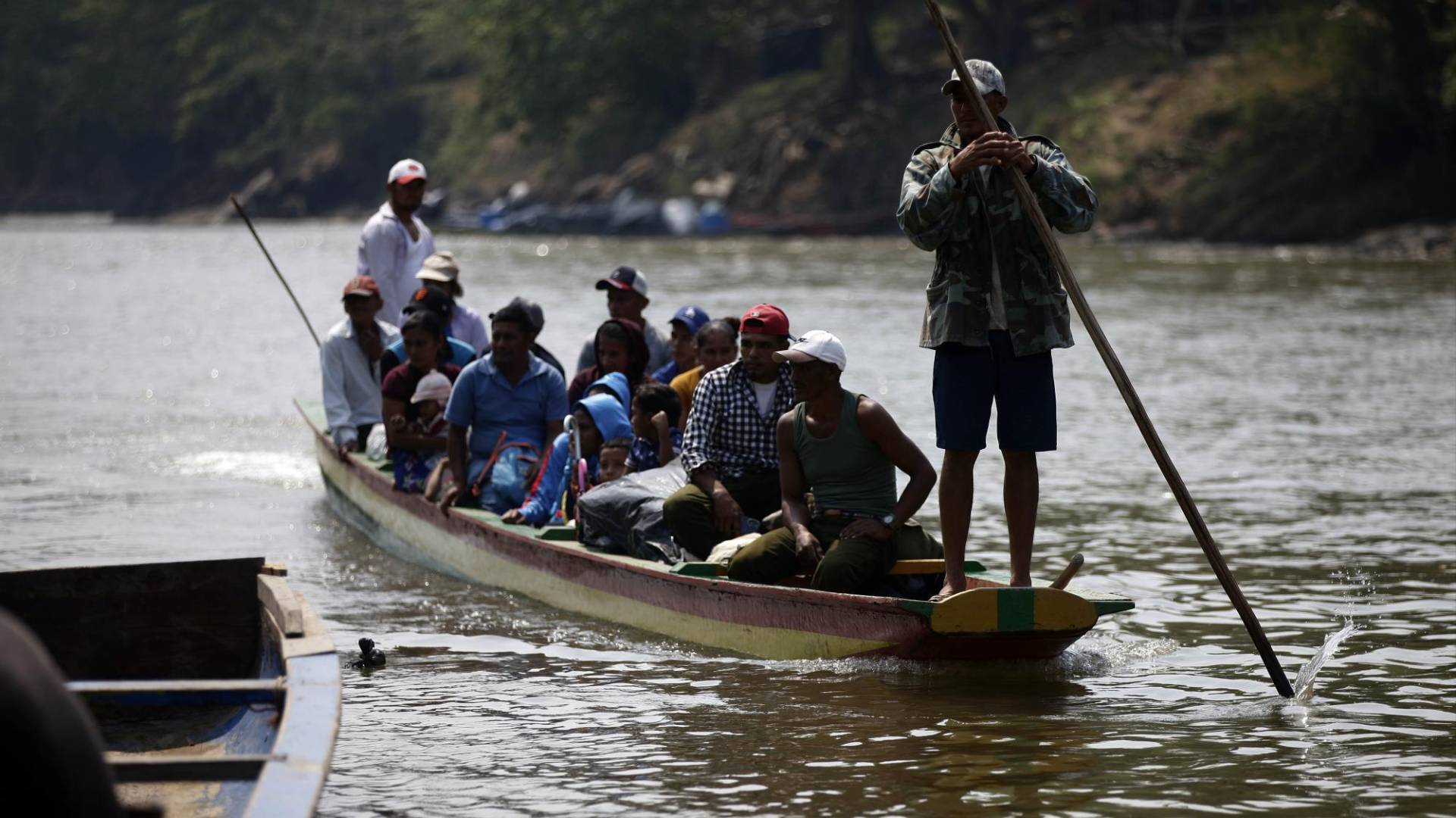 $!Cientos de hondureños sortean a diario su destino para cruzar en pipante el río Coco o Segovia y llegar a Nicaragua en busca de atención medica gratuita