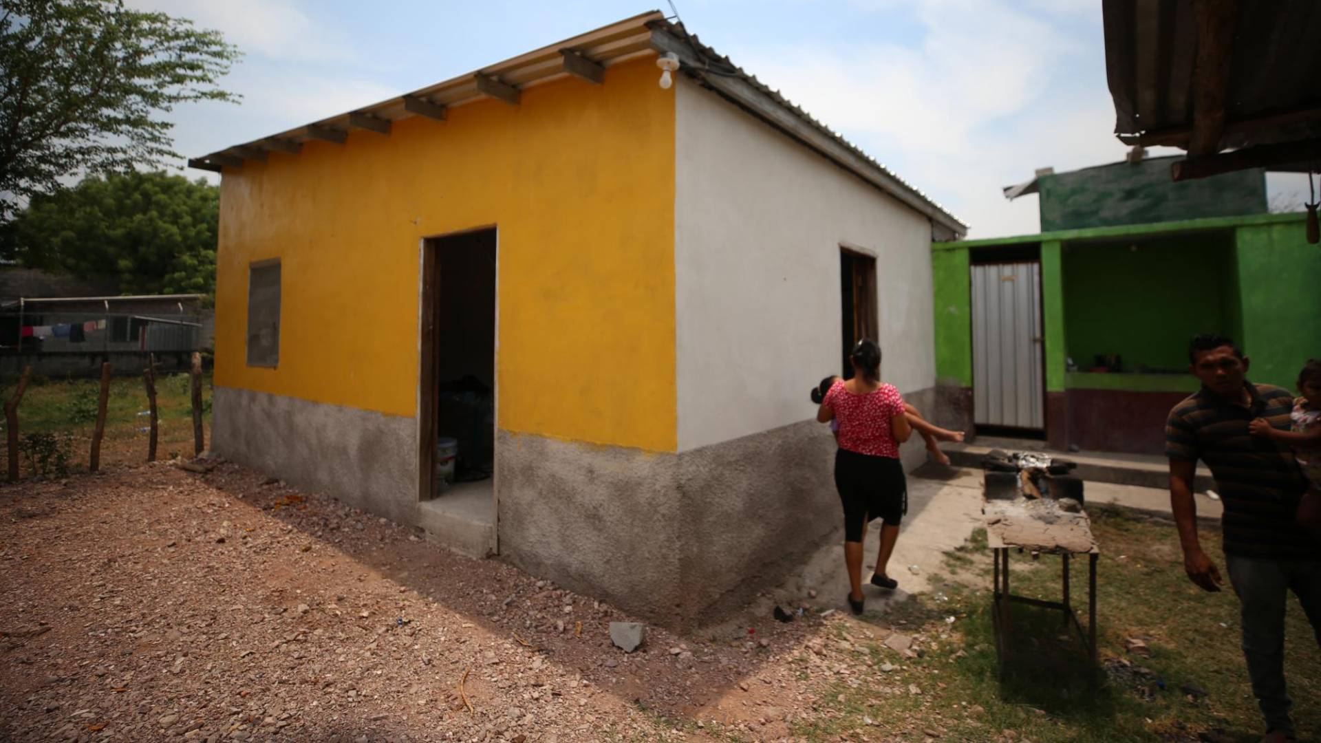 $!Esta es la vivienda que la iglesia le prestó a la familia Gutiérrez Estrada. La vivienda es mucho más pequeña que las que la Alcaldía de Choluteca entregó a madres de niños con microcefalia.