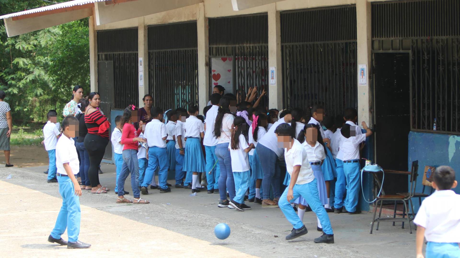 $!Los estudiantes de la escuela José Cecilio del Valle, en Namasigüe, Choluteca, estaban en elecciones cuando EL HERALDO los visitó. La directora de ese centro educativo dijo que había niños que aprendían a leer hasta cuarto o quinto grado.