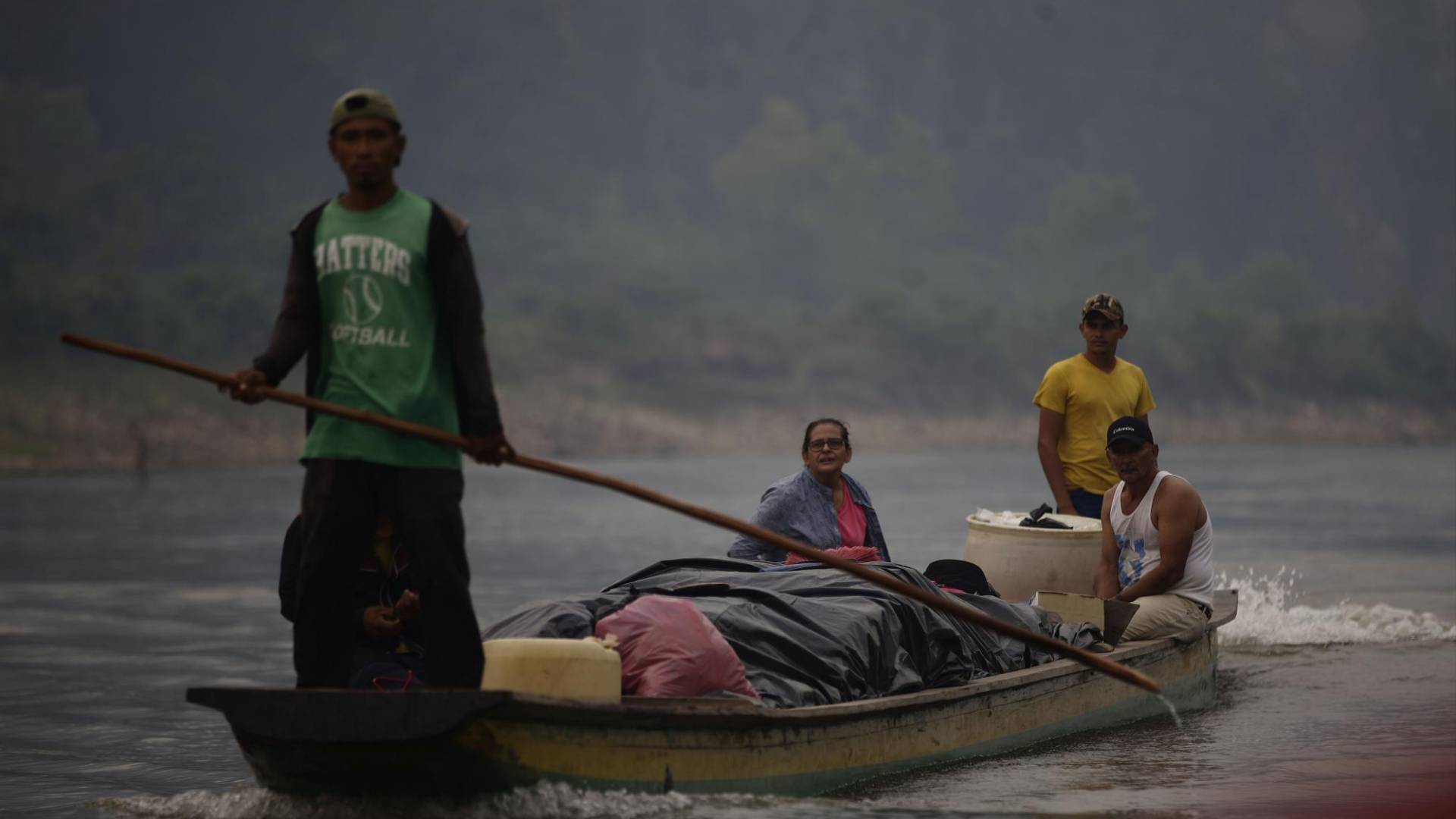 $!El río es la única vía de comunicación en la frontera entre Honduras y Nicaragua, pero tanto el afluente como sus alrededores están descuidados.