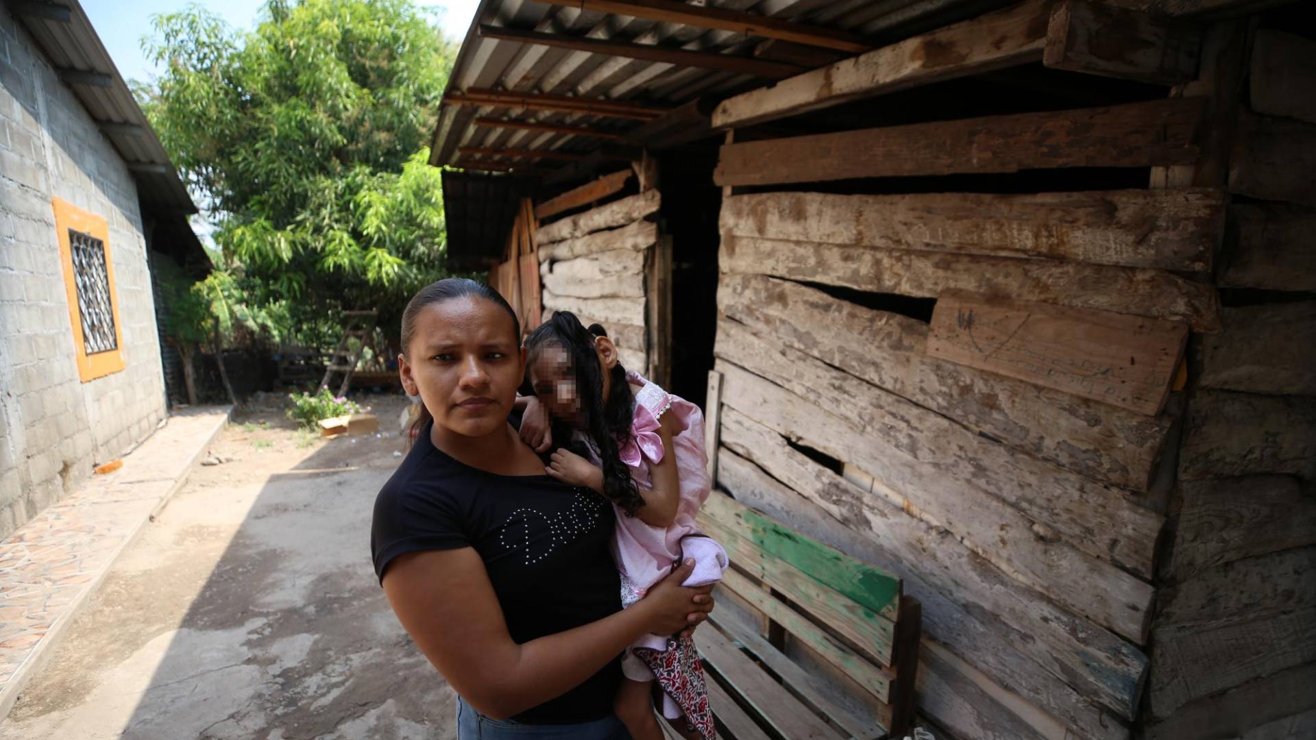 $!Aunque fue beneficiada con una vivienda, tuvo que abandonarla para estar en un punto más céntrico porque Maritza Milagro Osorto sufre constantemente de convulsiones y suele salir de emergencia al centro médico.