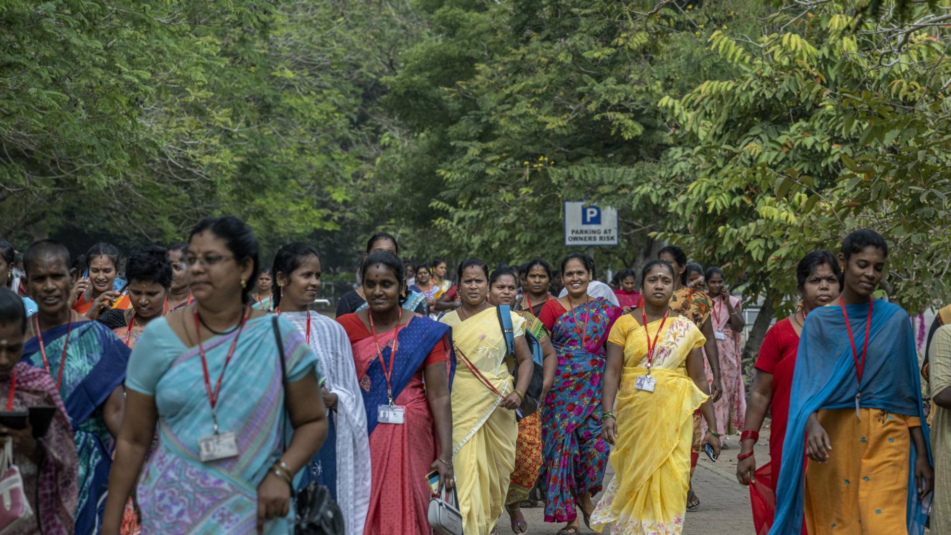 $!En India, los teléfonos inteligentes son baratos y los datos móviles son casi gratuitos. Trabajadoras en una fábrica. (Atul Loke para The New York Times)