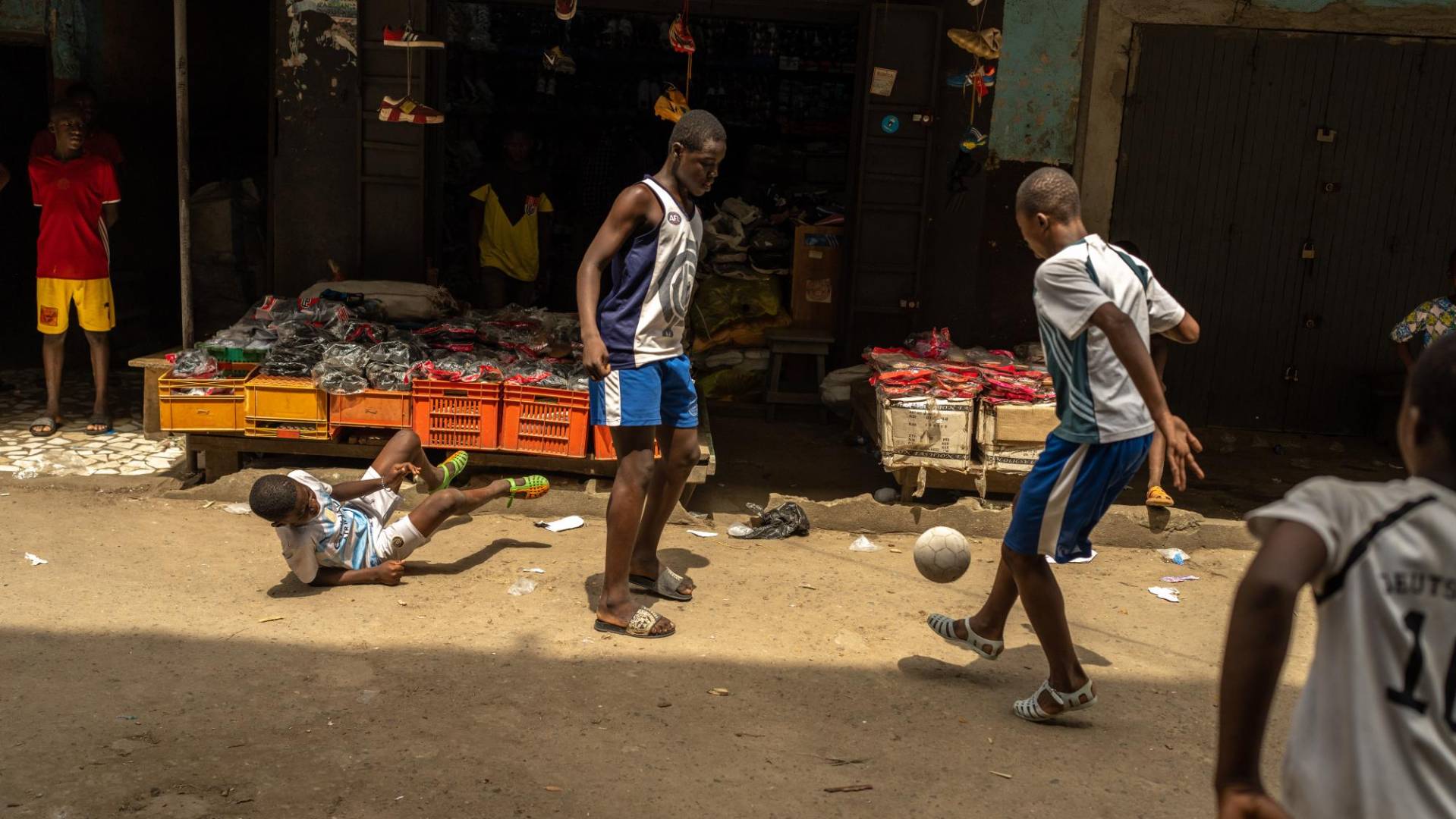 $!Necesitan reemplazarse los lêkê frecuentemente, pues las correas a menudo se rompen después de unas semanas. Su bajo costo ayuda.