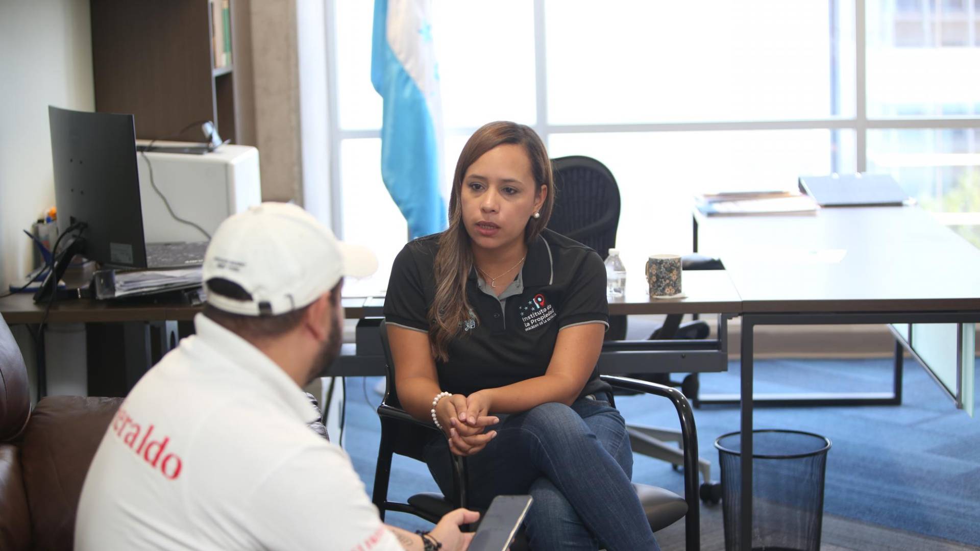 $!Lucy Salgado, directora del IP, escuchó atentamente las preguntas del equipo de EL HERALDO Plus, justificando el dinero invertido en capacitaciones en un hotel de Tela.