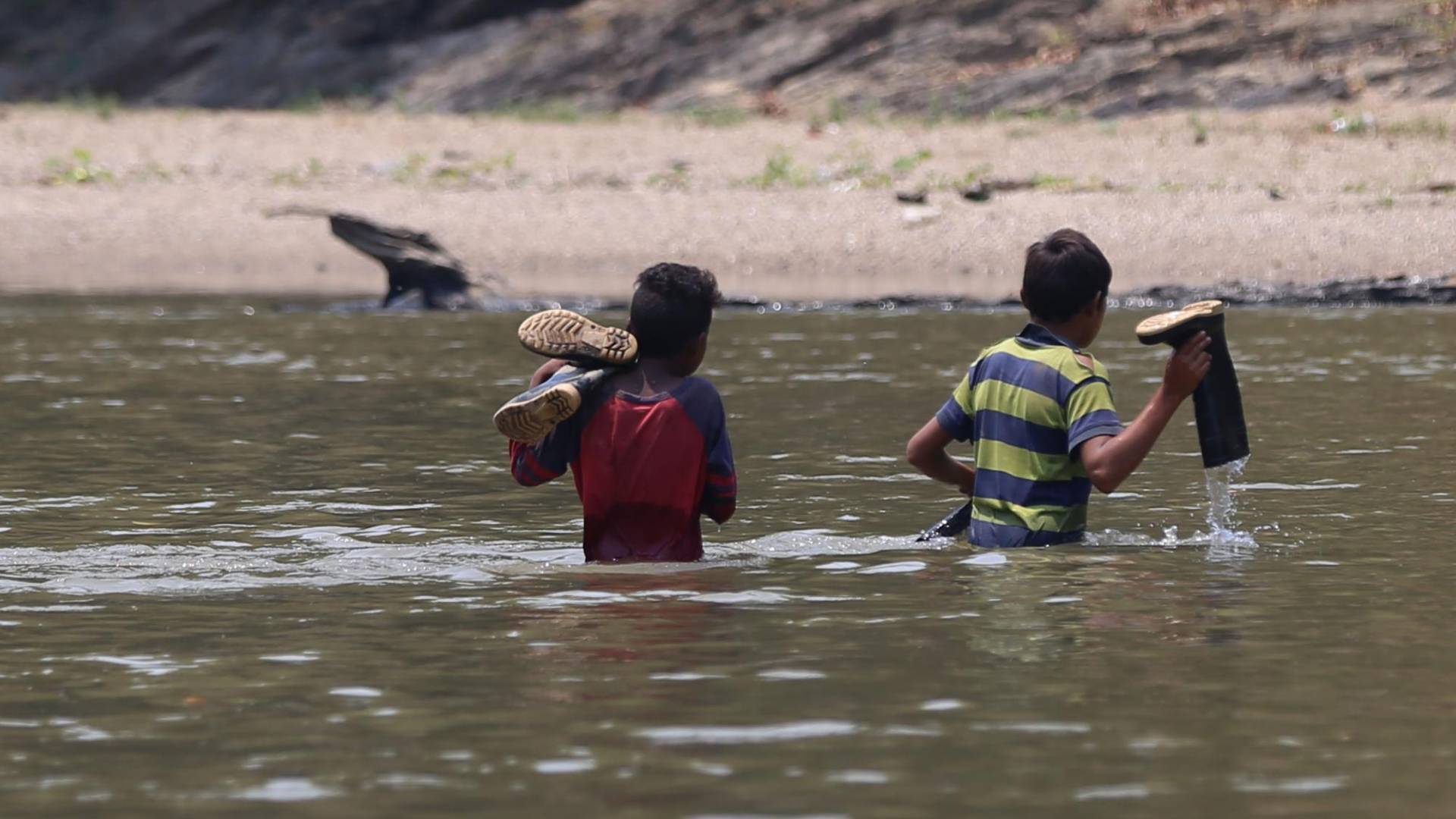 $!El nivel del río Coco o Segovia es tan bajo que los niños pueden cruzar a pie desde Honduras a Nicaragua sin mayores complicaciones.