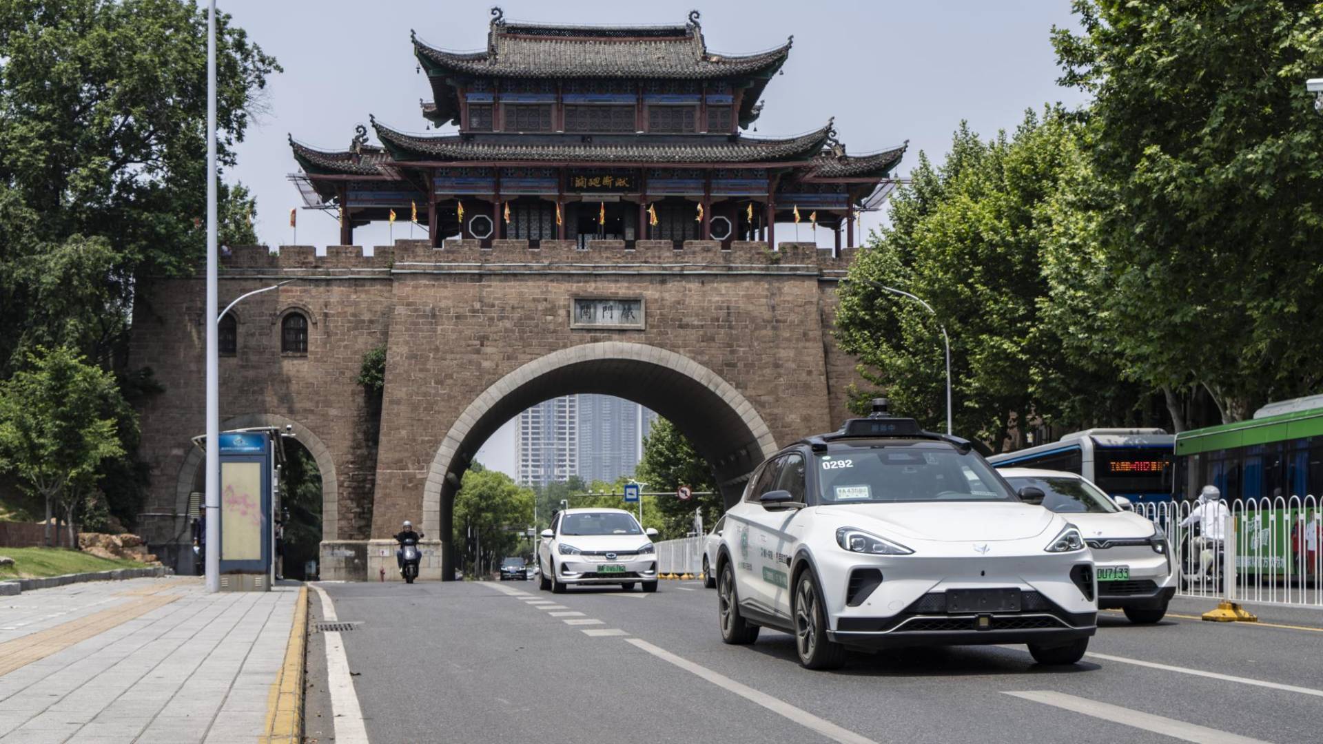 $!Un taxi Baidu autónomo, sin nadie en los asientos delanteros, recorre las concurridas calles de Wuhan en mayo. (Qilai Shen para The New York Times).