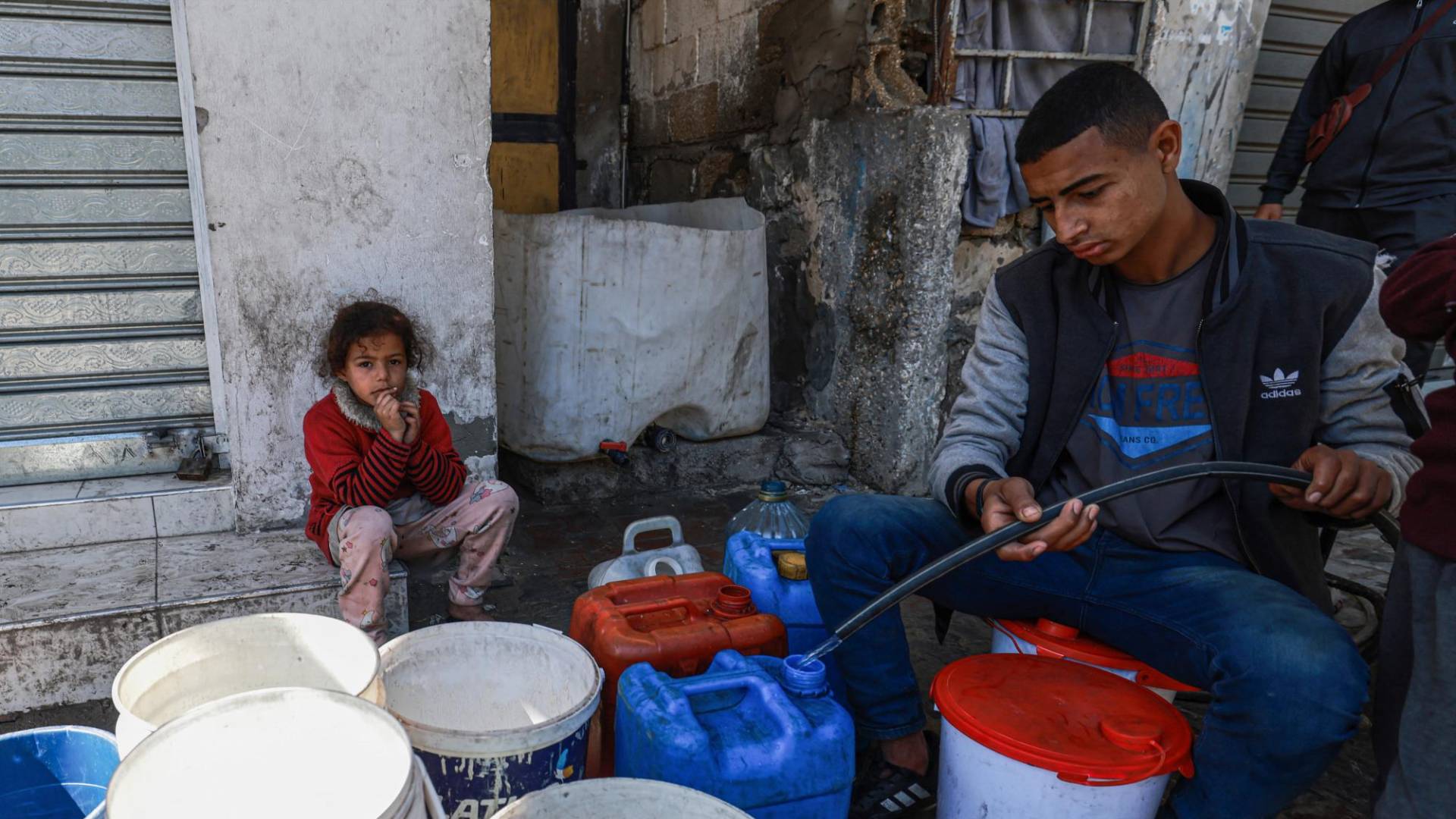 $!Algunos habitantes de Gaza han tratado de reducir el consumo de agua para evitar visitas a baños insalubres.