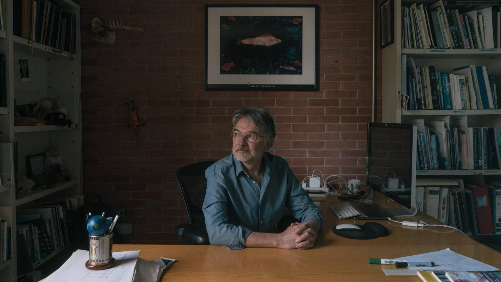 $!Luis Zambrano, un ecologista, encabeza un esfuerzo para restaurar ajolotes silvestres en asociación con agricultores.