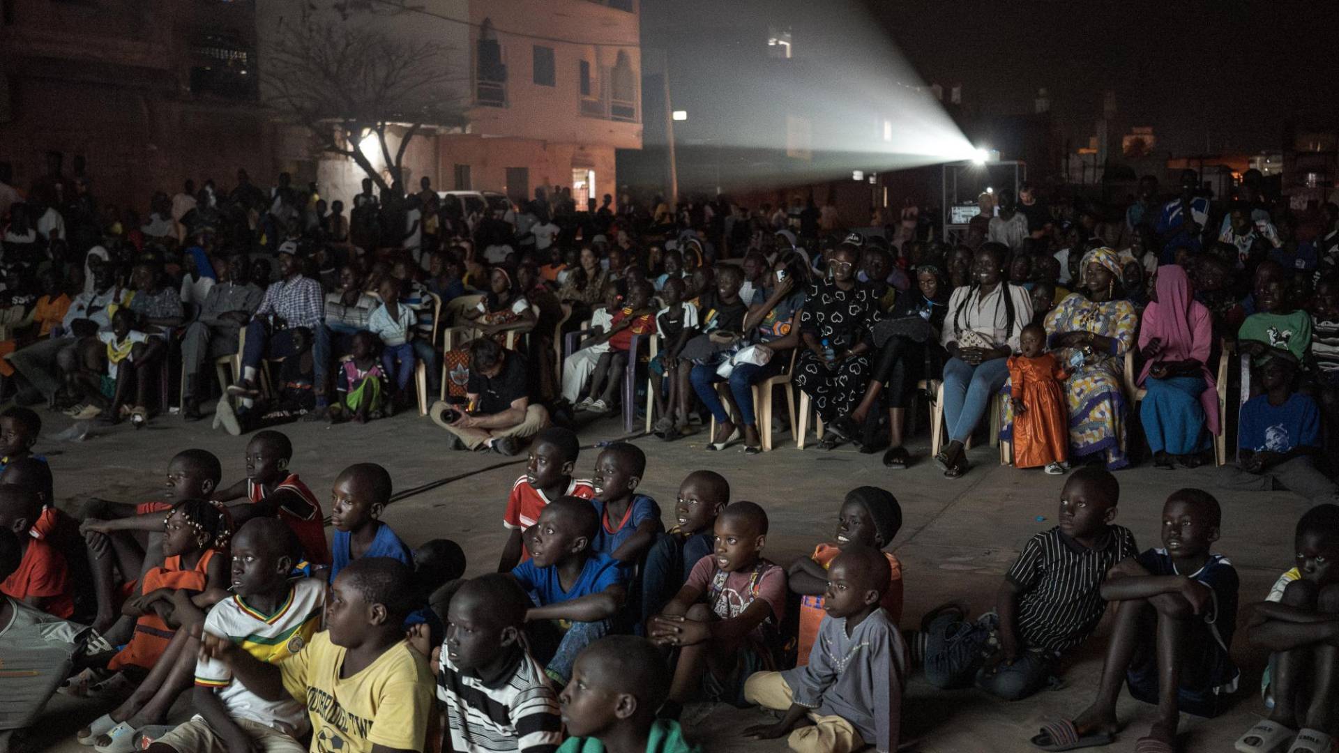$!Una proyección de “Io Capitano” en una cancha de basquetbol en Senegal. La película sigue a migrantes de Senegal.