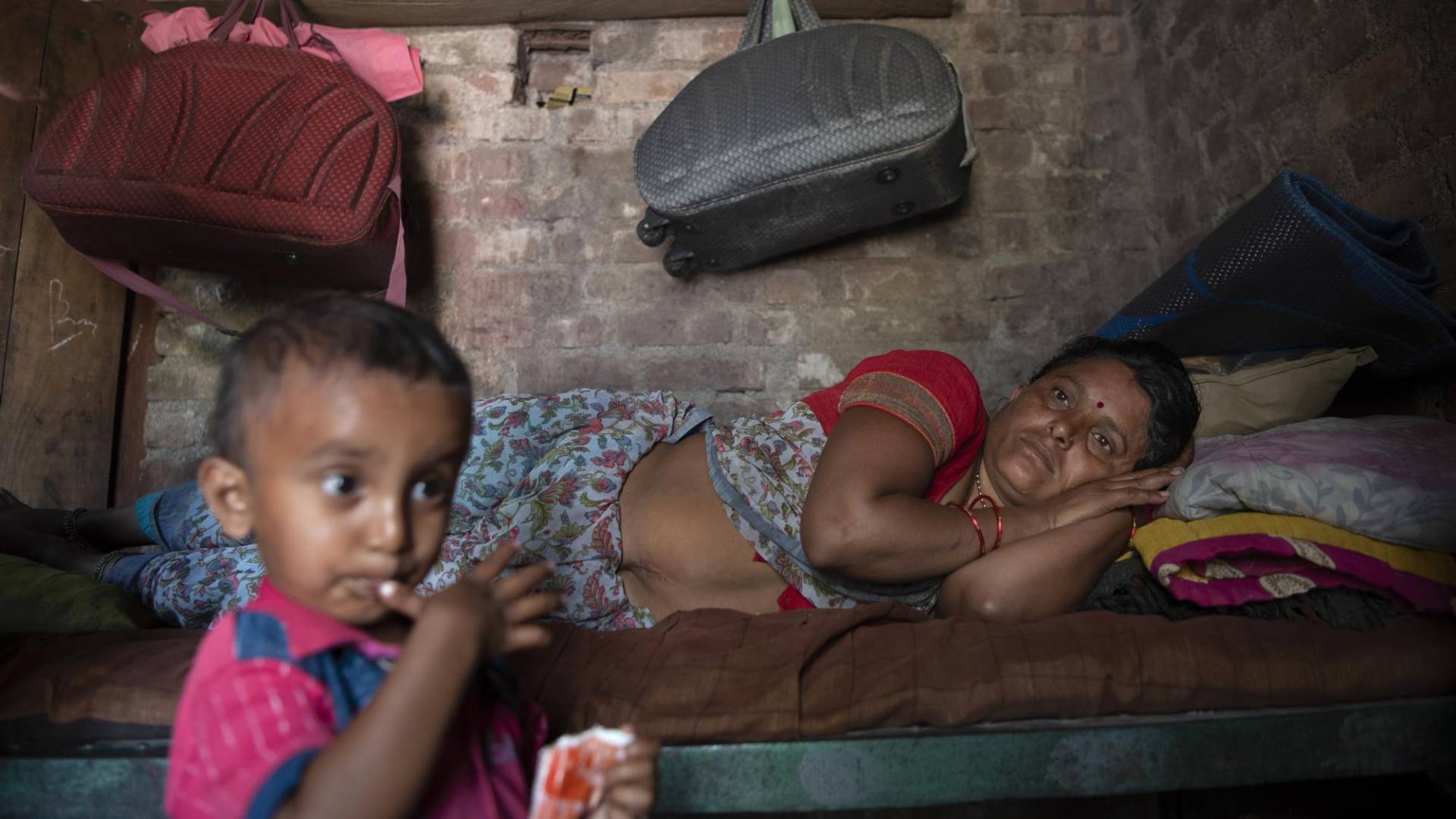 $!Su médico le dijo a Archana Ashok Chaure, de unos 30 años, que debería someterse a una histerectomía. Con su hijo.