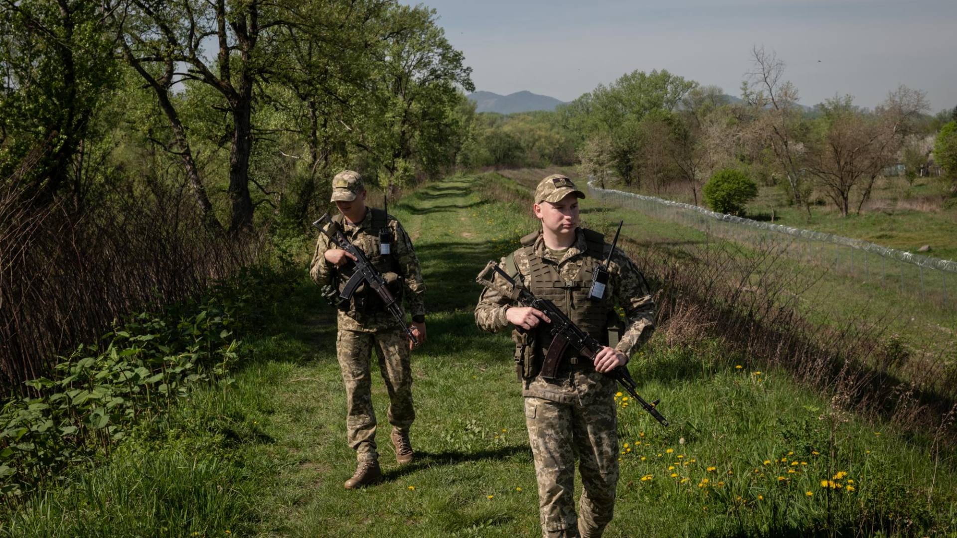 $!Guardias fronterizos ucranianos cerca del río Tisza, donde los evasores han estado cruzando hacia Rumania. (Nicole Tung para The New York Times)