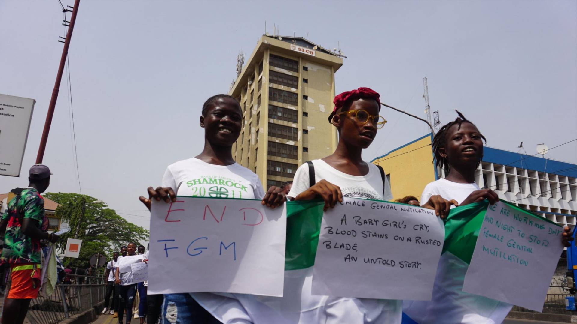 $!Quienes se oponen a la ablación genital femenina marcharon en Freetown, Sierra Leona, el Día Internacional de la Mujer.