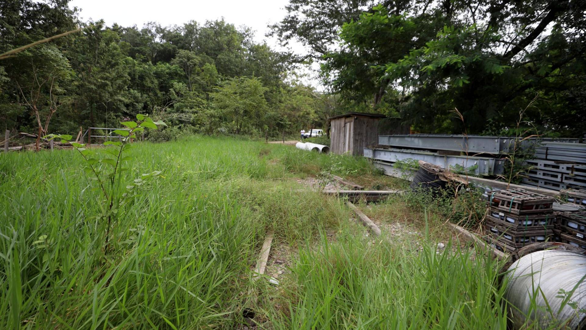 $!Por el espacio donde está tirado el puente Bailey a la orilla de la calle, la municipalidad de Ojos de Agua paga una renta de cuatro mil lempiras mensuales.