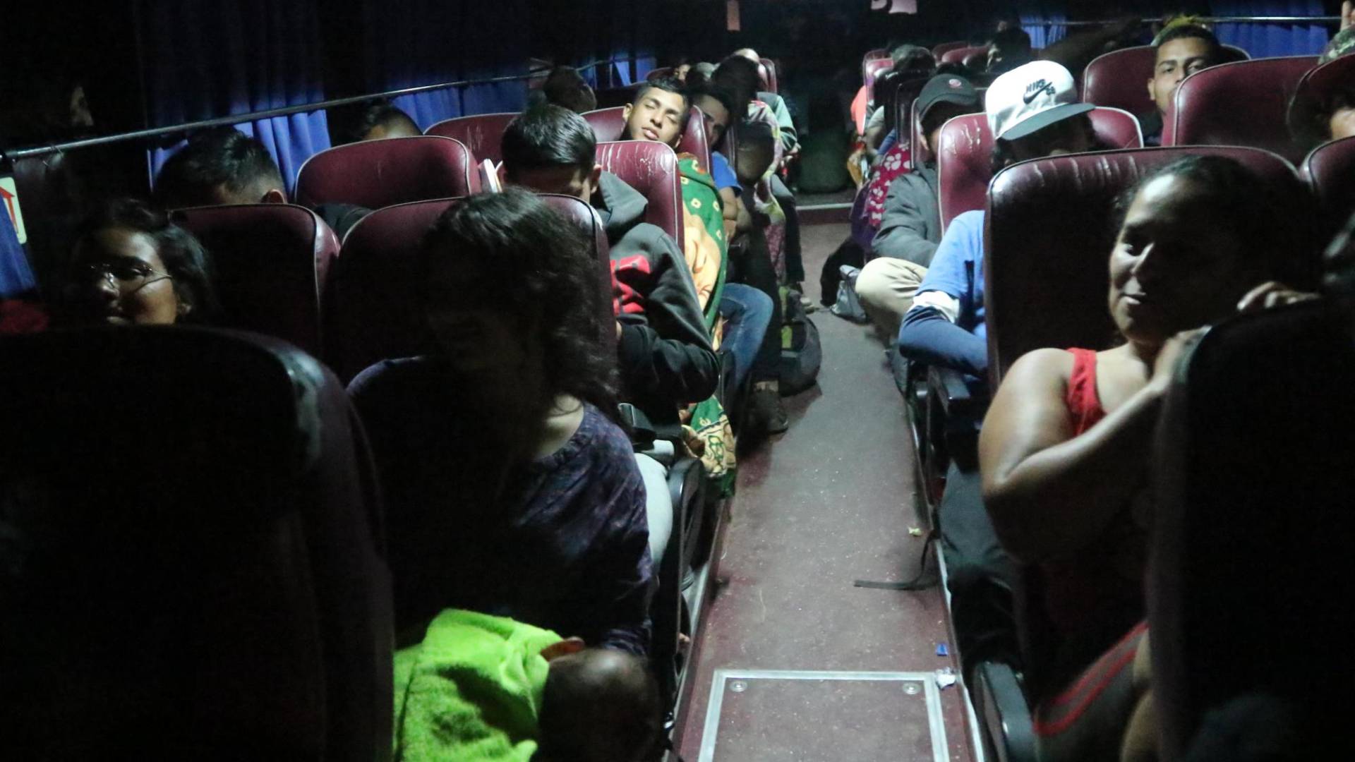 $!Una vez asaltados por los policías hondureños los migrantes volvieron a subir al bus donde fueron entrevistados por la Unidad Investigativa de EL HERALDO Plus y LA PRENSA Premium