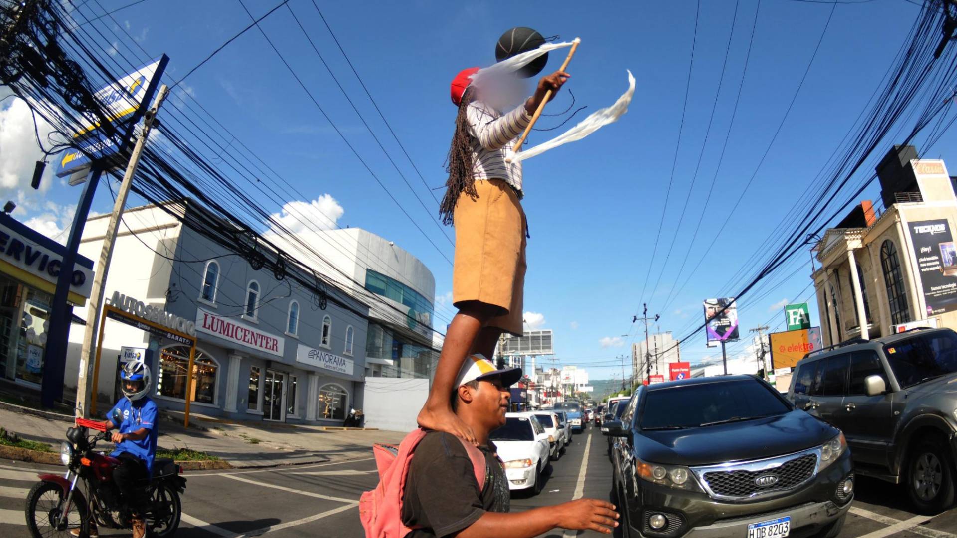$!En el poco tiempo que dura el cambio de luz en el semáforo, María deber realizar su acto y posteriormente pedir dinero a los conductores de vehículos.