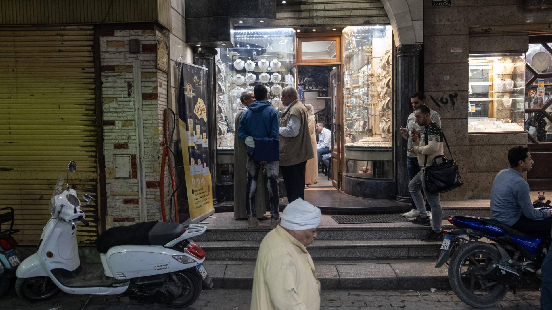 $!El mercado Khan el-Khalili de El Cairo ha visto un aumento en las compras y ventas especulativas de oro.