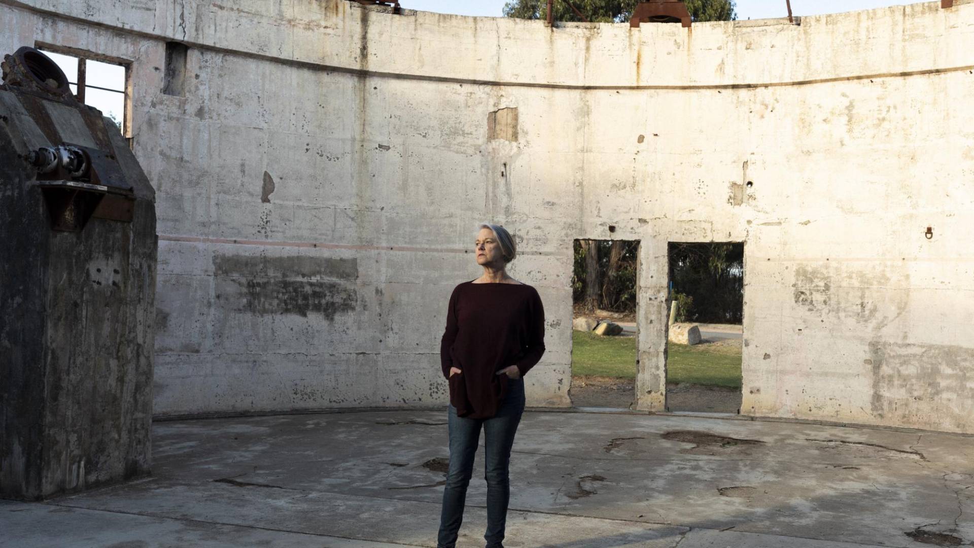 $!Penny Sackett en los restos del Observatorio Monte Stromlo, destruido por un incendio forestal en el 2003.