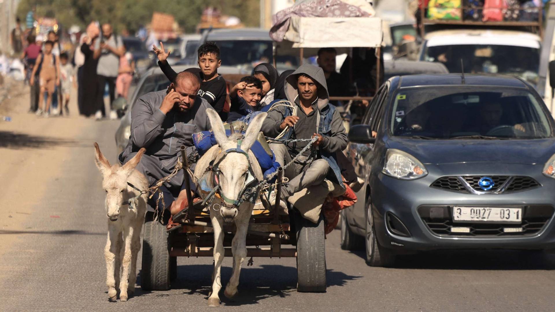 $!Cientos de palestinos con parte de sus pertenencias huyen tras la advertencia del ejército de Israel de que prepara una gran ofensiva, aérea, marítima y terrestre sobre Gaza.