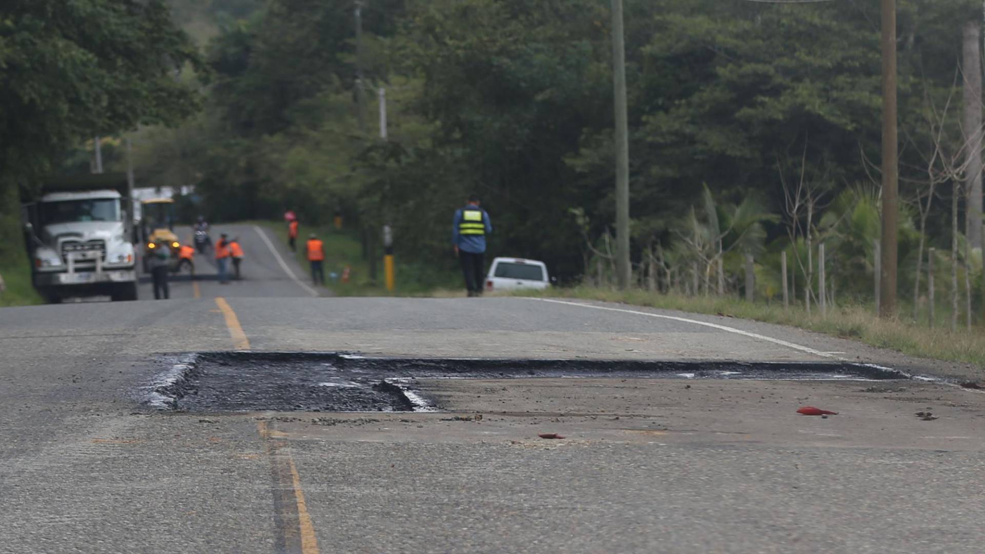 $!En la carretera que conduce a Copán, en el occidente de Honduras, hay baches. Algunos tramos están en reparación.