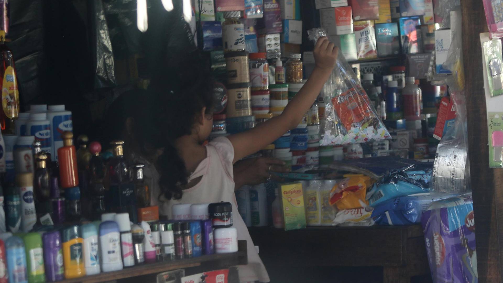 $!Esta pequeña niña realiza labores uno de los puestos del mercado; desde pequeños sus padres los orientan a trabajar.
