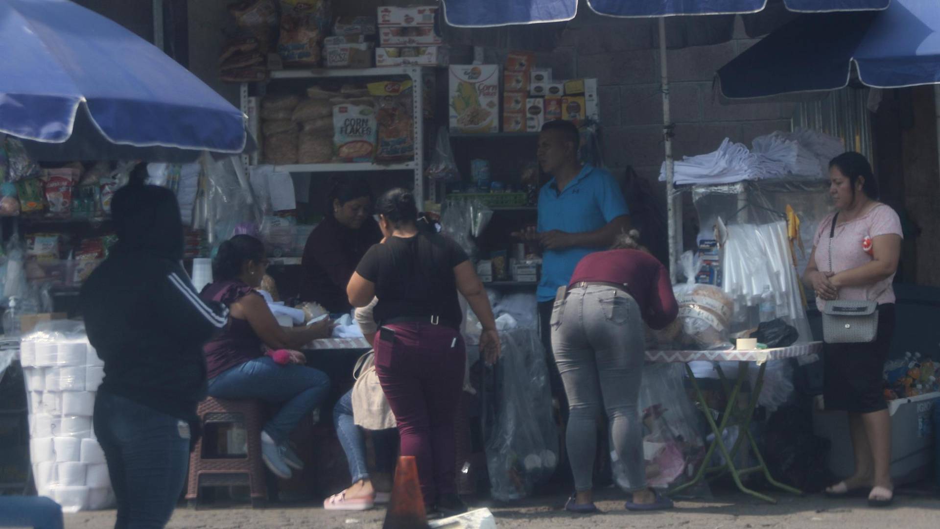 $!Frente al Centro Penal de La Esperanza se formó un mercado con productos exclusivos para privados de libertad.