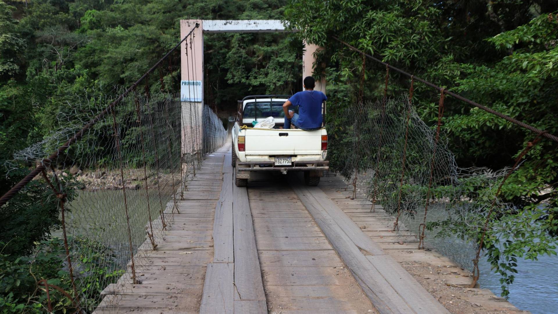 $!A un paso de la tragedia están los pobladores que pasan por el puente hamaca de Ojos de Agua, Comayagua.