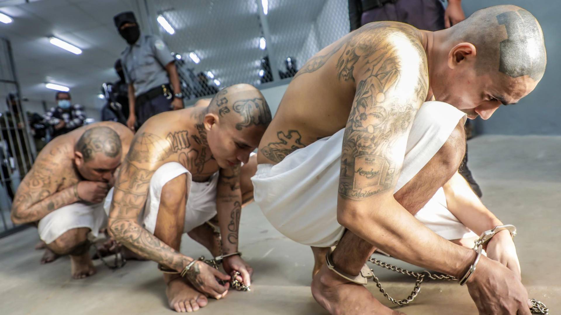 $!En está posición permanecen durante horas los pandilleros en la cárceles de máxima seguridad