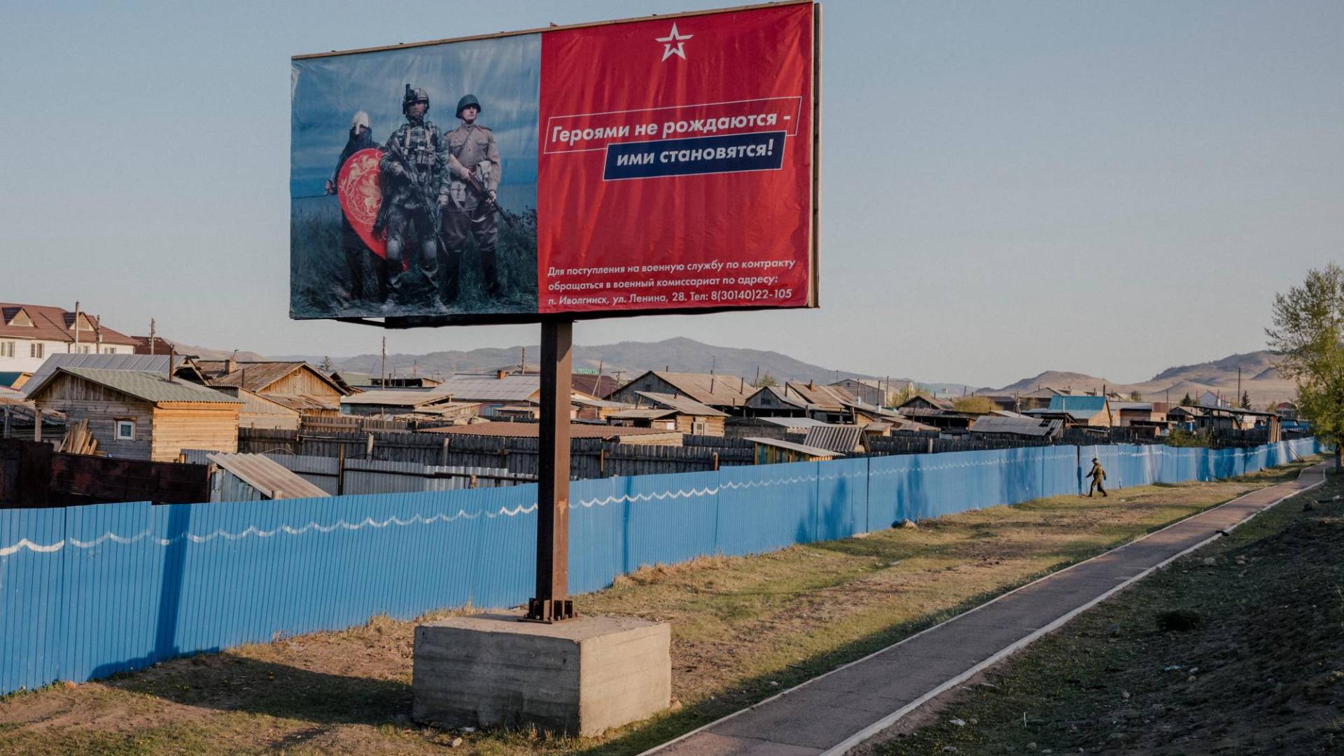 $!Un cartel de reclutamiento militar ruso dice, “Los héroes no nacen, se hacen”, el año pasado en Ulán-Udá, Rusia.
