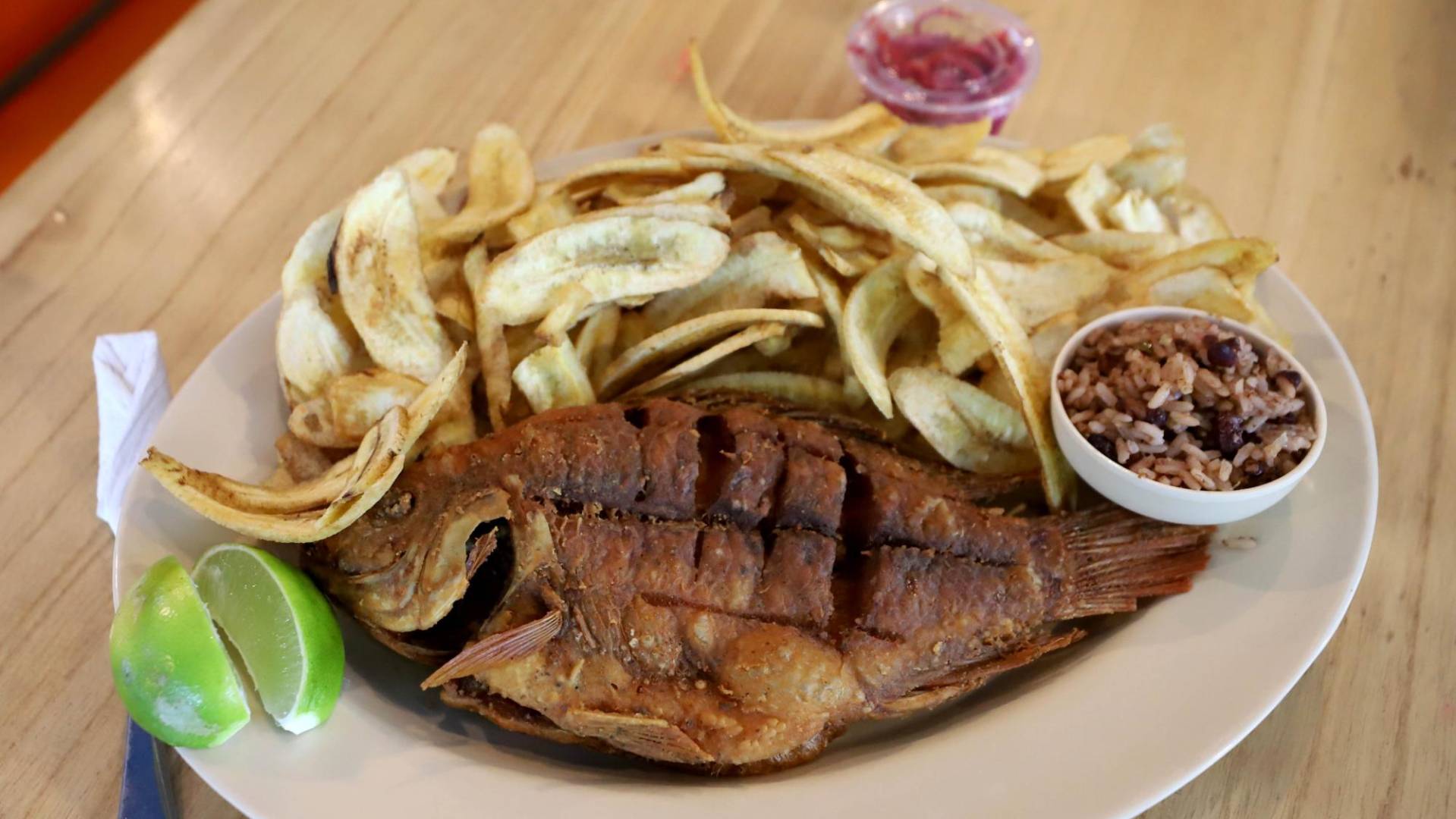 $!El pescado frito con tajadas es una de las comidas preferidas en el Lago de Yojoa y uno de los lugares mas destacados para disfrutarlo es The Canal Seafood &amp; Grill