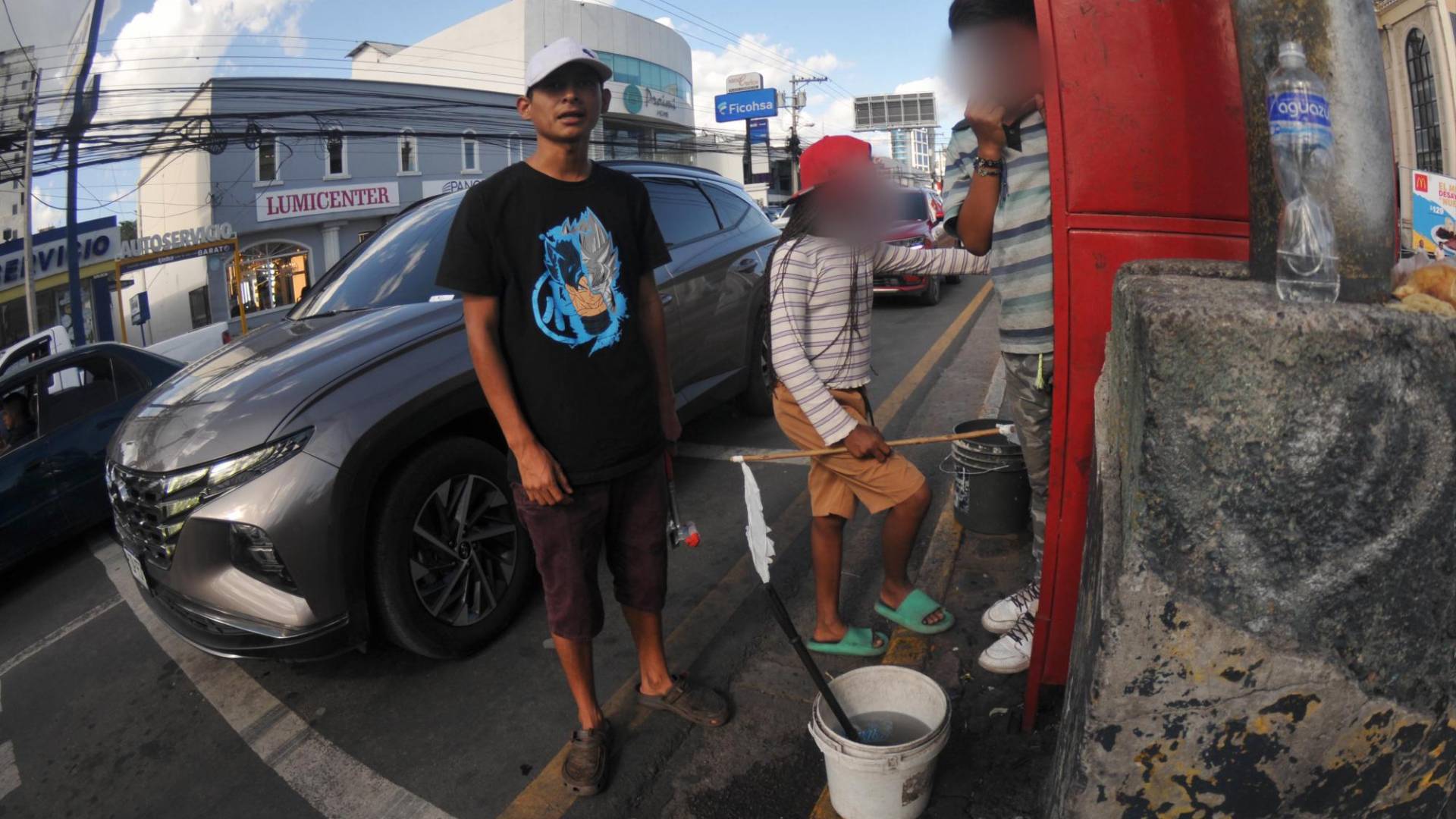 $!En la zona de los semáforos la presencia de niños trabajando es preocupante