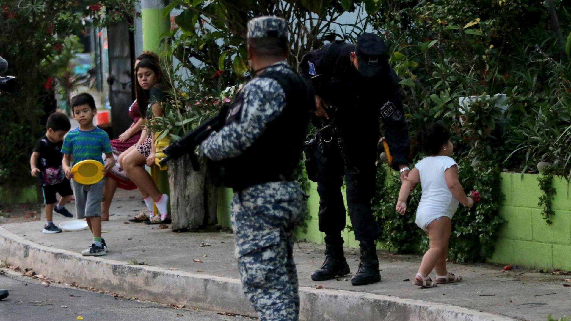 $!Una pequeña bebé juega en medio de los policías, mientras otro grupo de niños pasa la tarde en la calle sin temor a la delincuencia
