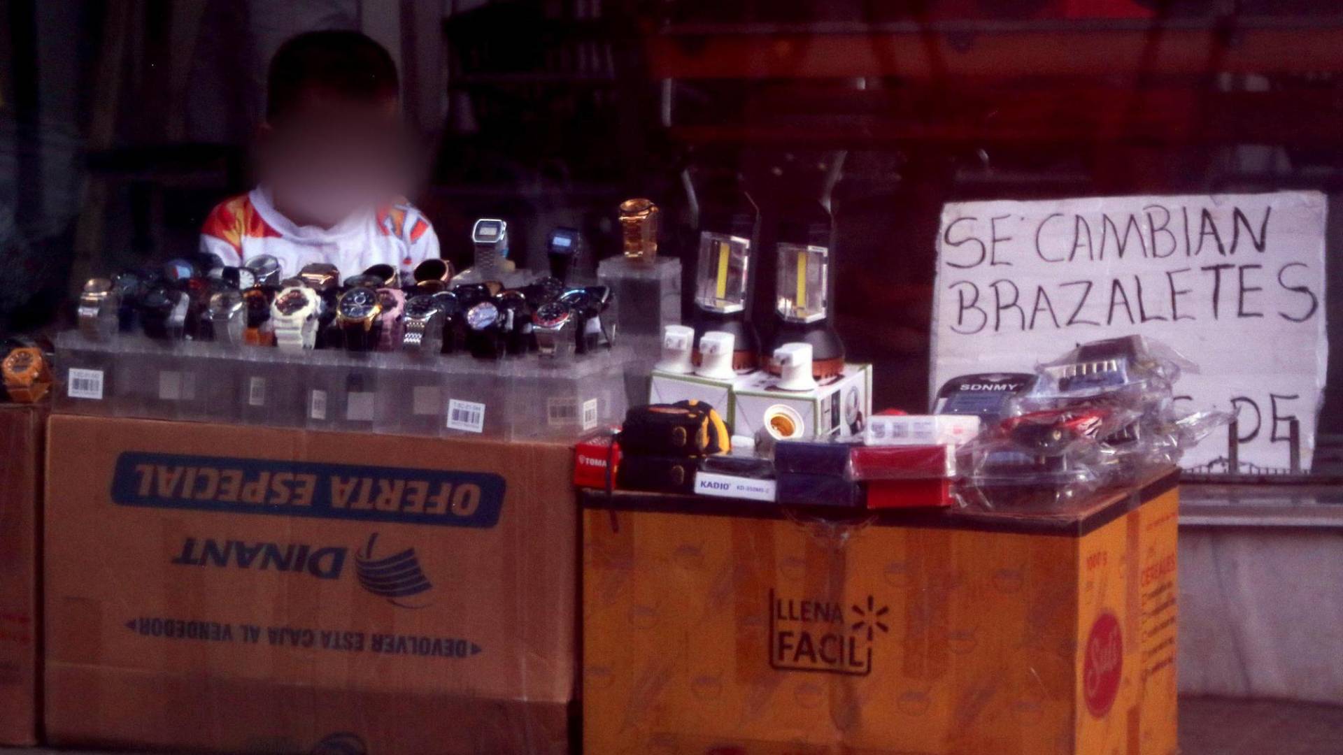 $!En este pequeño puesto callejero pasa sus días este niño acompañando a su papá.