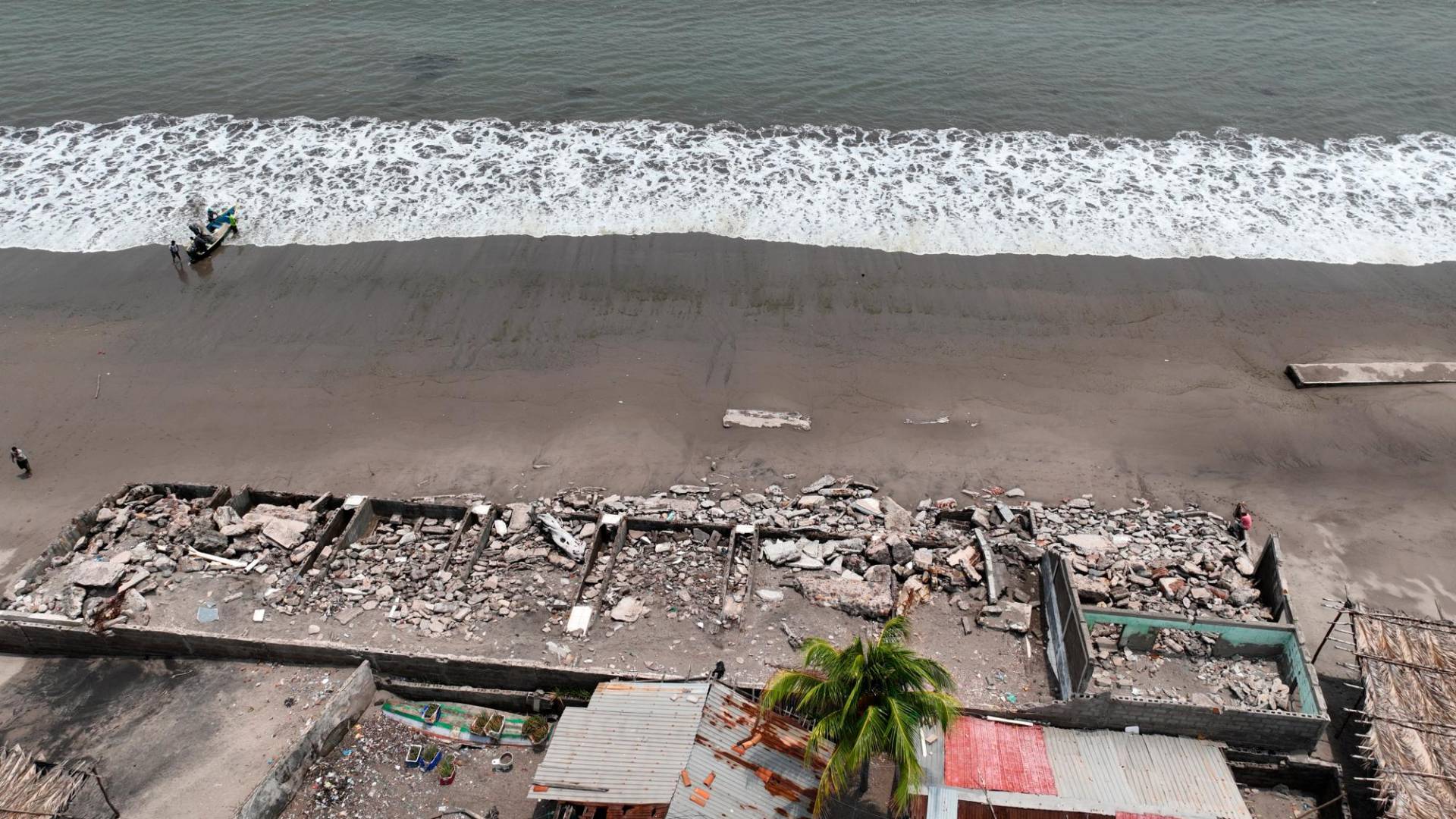 $!El agua se ha llevado varias viviendas de Cedeño. Son varias las zonas afectadas. En las playas solo quedan escombros.