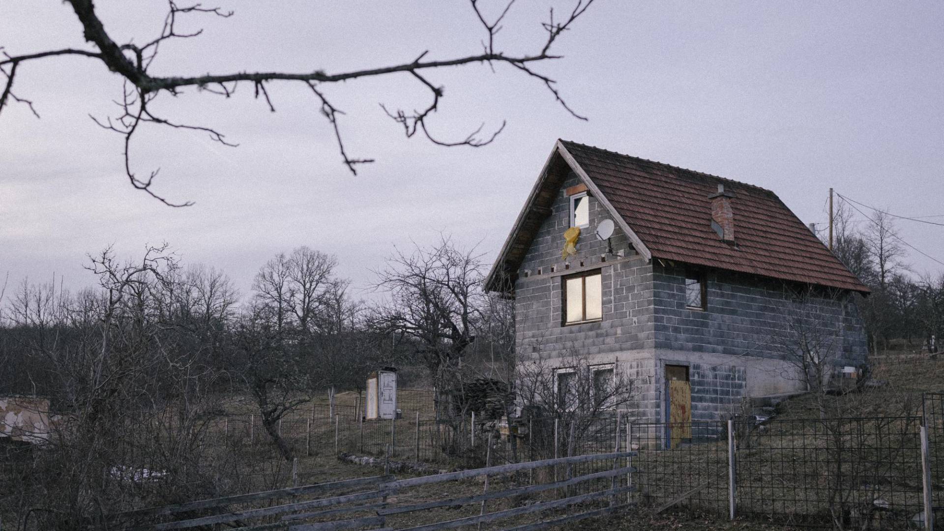 $!Muchas casas en la aldea bosnia de Socice están vacías porque sus propietarios emigraron o murieron.