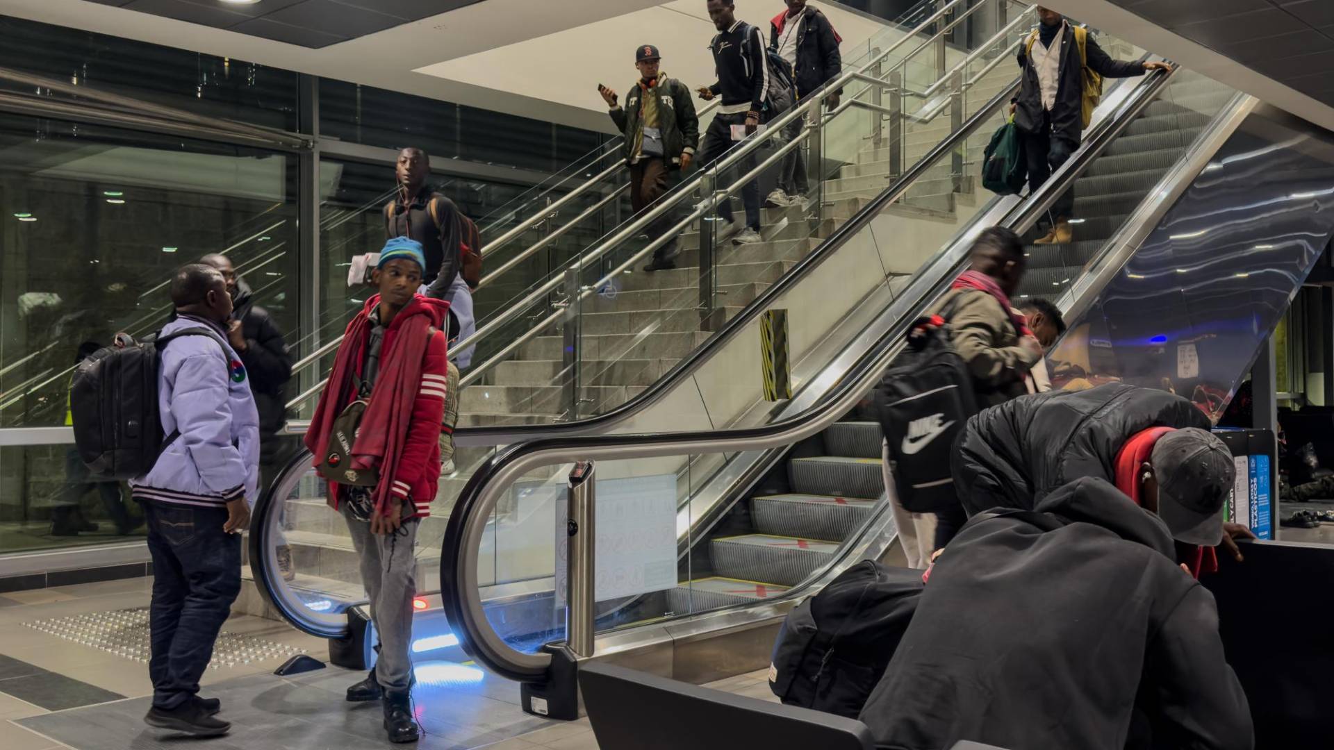 $!Migrantes africanos en el aeropuerto El Dorado de Bogotá esperan un vuelo a El Salvador, parte de su viaje a EU. (Federico Rios para The New York Times)