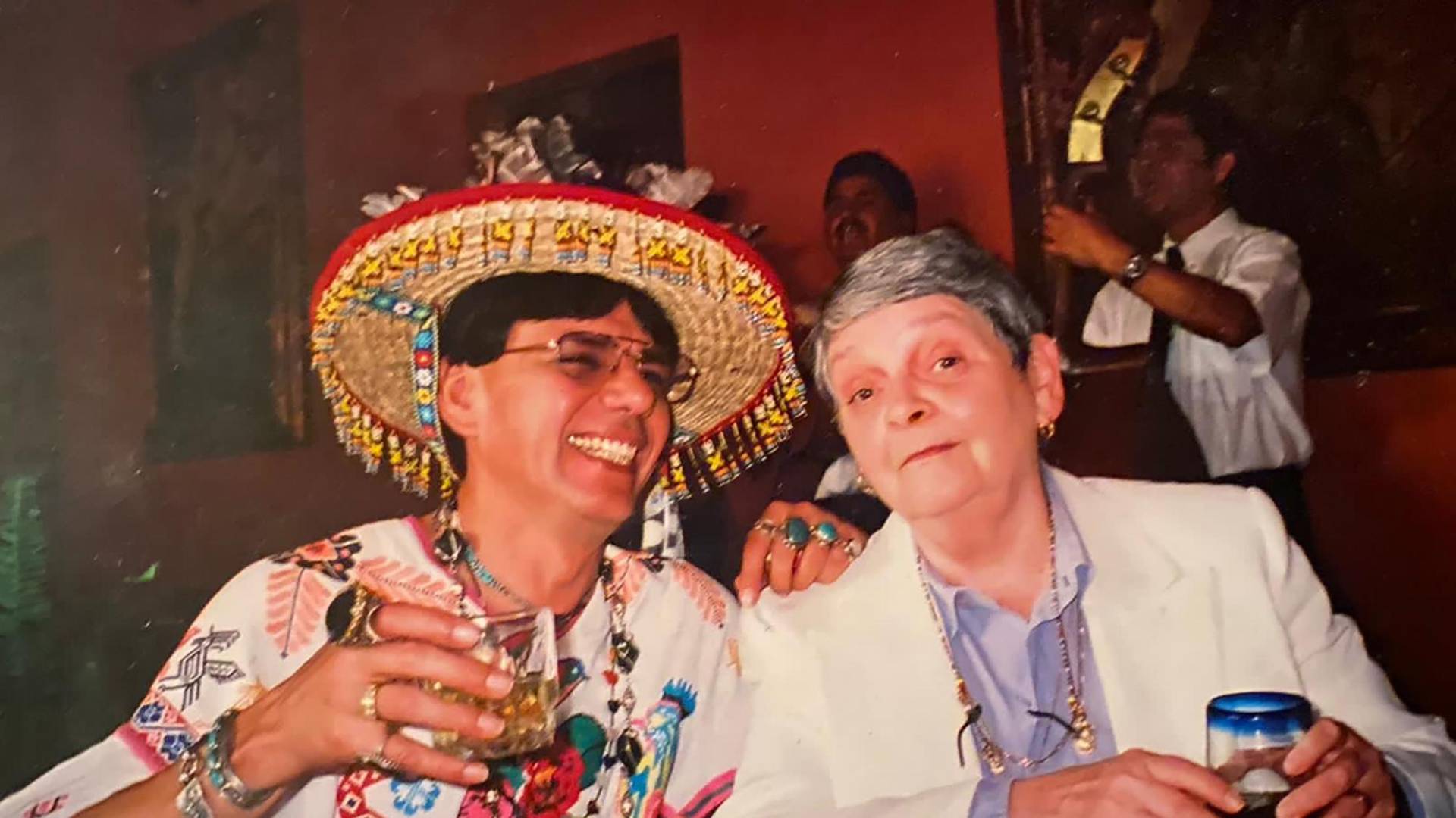 $!Patricia Chaarte se mudó a San Miguel de Allende, México, de NY en la década de 1990. Con su amigo Isaac Uribe.