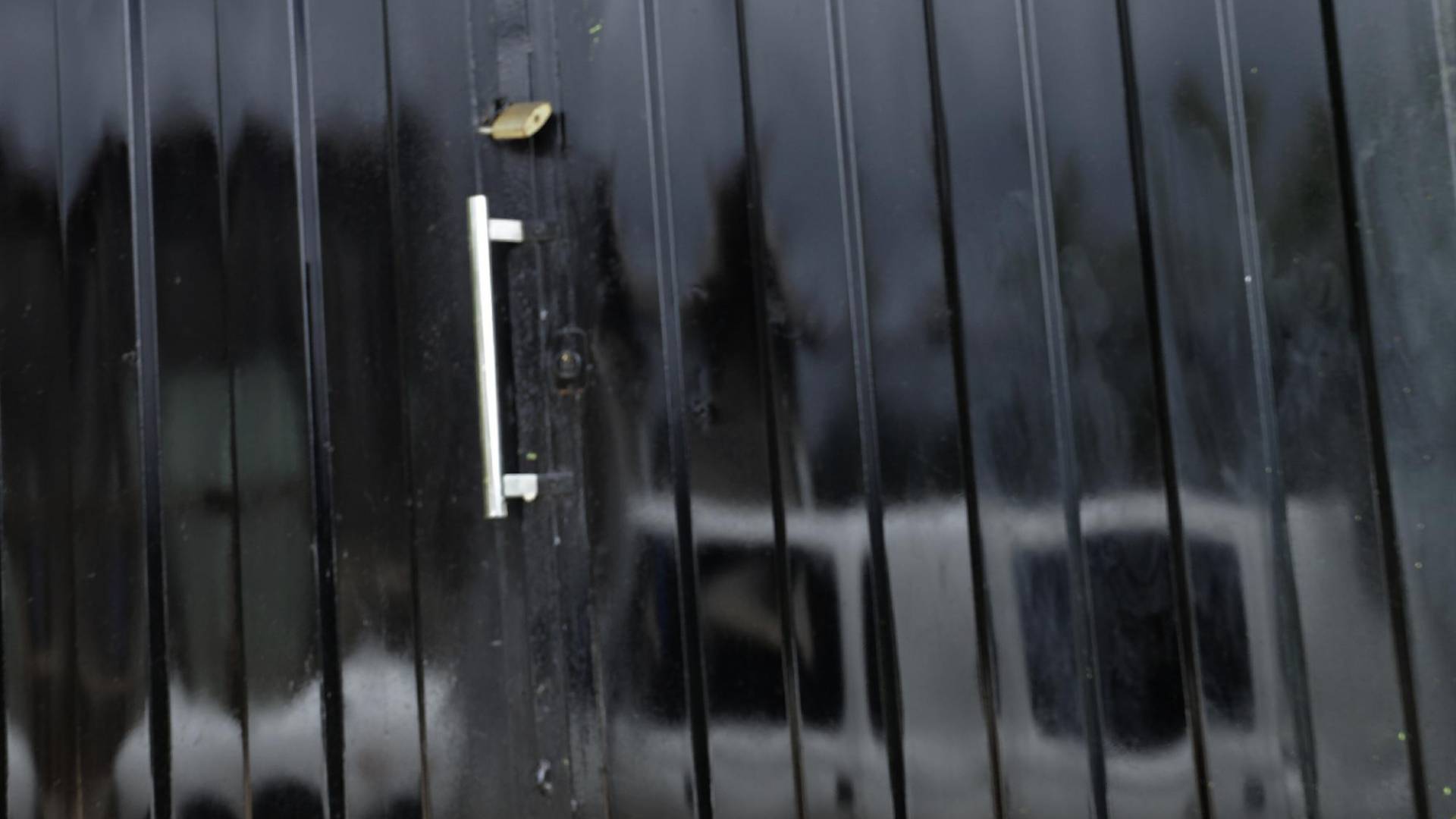 $!El portón de la casa en la Mirador de Oriente permanece cerrado con candados.