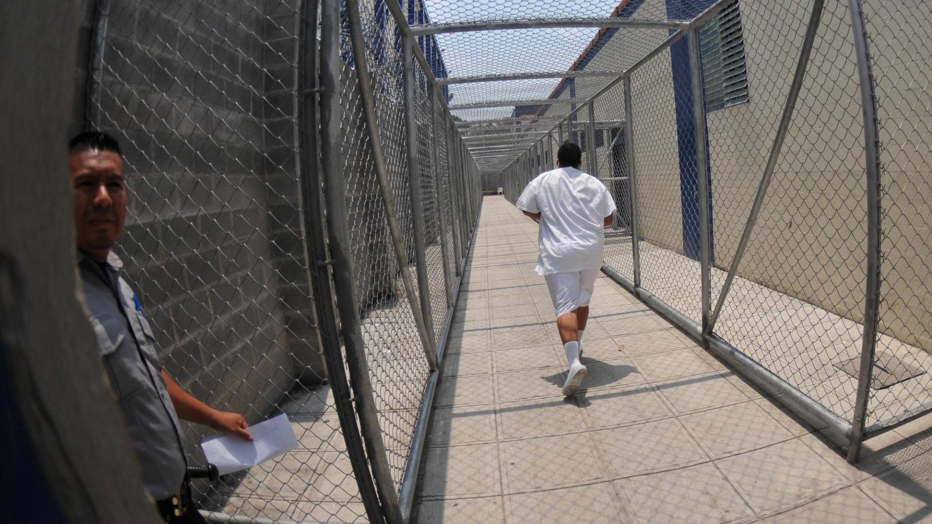 $!Un privado de libertad corre por uno de los pasillos de la cárcel luego de recibir una orden de un guardia de seguridad.