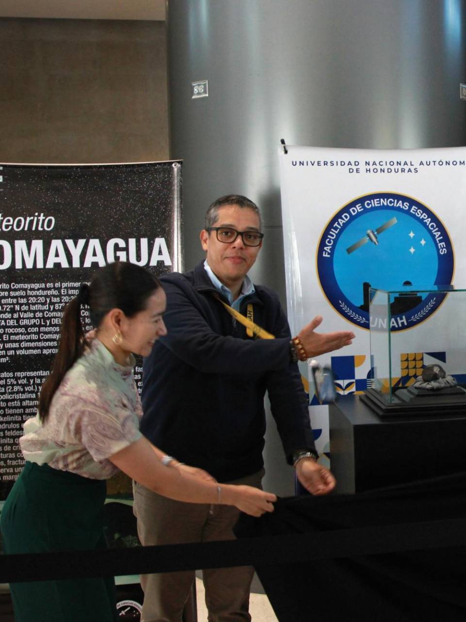 Las autoridades de la máxima casa de estudios y de la Facultad de Ciencias Espaciales develaron el meteorito que cayó en Comayagua en 2012.
