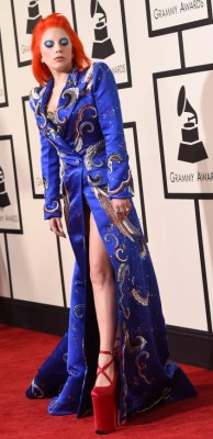 Famosos engalanan en su llegada a los Premios Grammy 2016