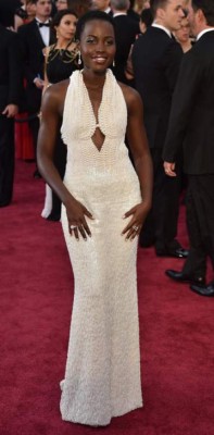Roban vestido de perlas de Lupita Nyong' o