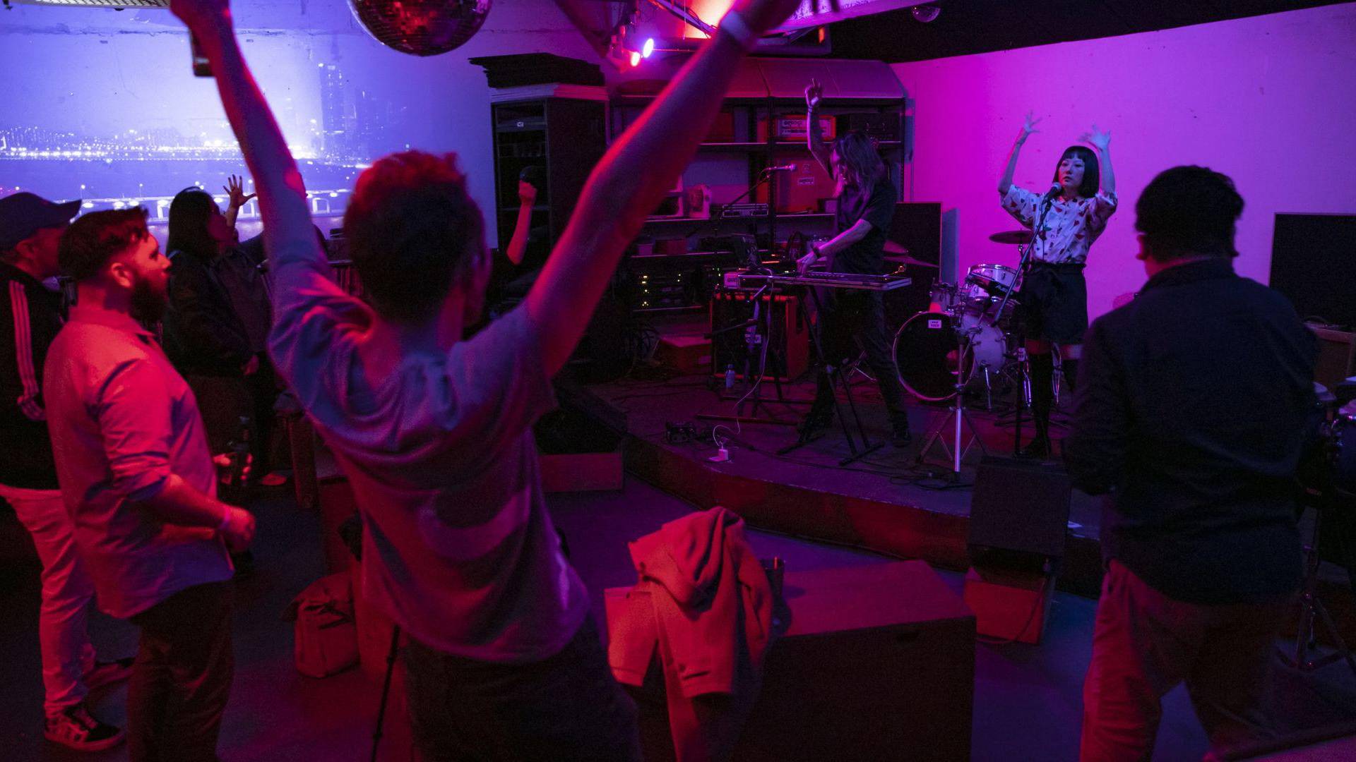 $!Música electrónica en vivo en el barrio Hongdae de Seúl, un centro de grupos alternativos e independientes.