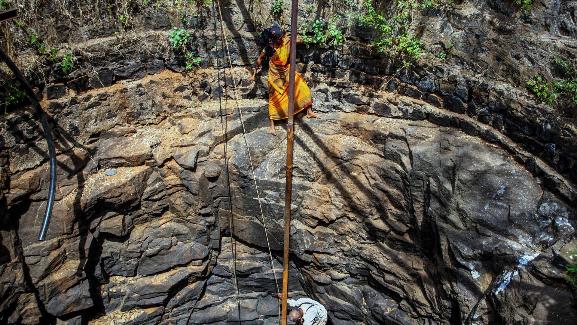 $!Bajando a un pozo casi seco para sacar agua en el oeste de India. India ha restringido algunas exportaciones de arroz. (Ritesh Shukla/Getty Images)
