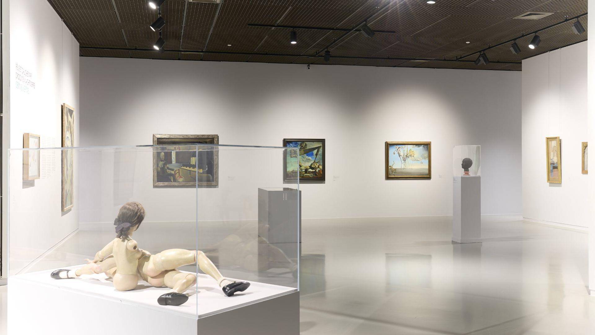 $!“La Muñeca” de Hans Bellmer y pinturas de Salvador Dalí en los Museos Reales de Bellas Artes de Bélgica.