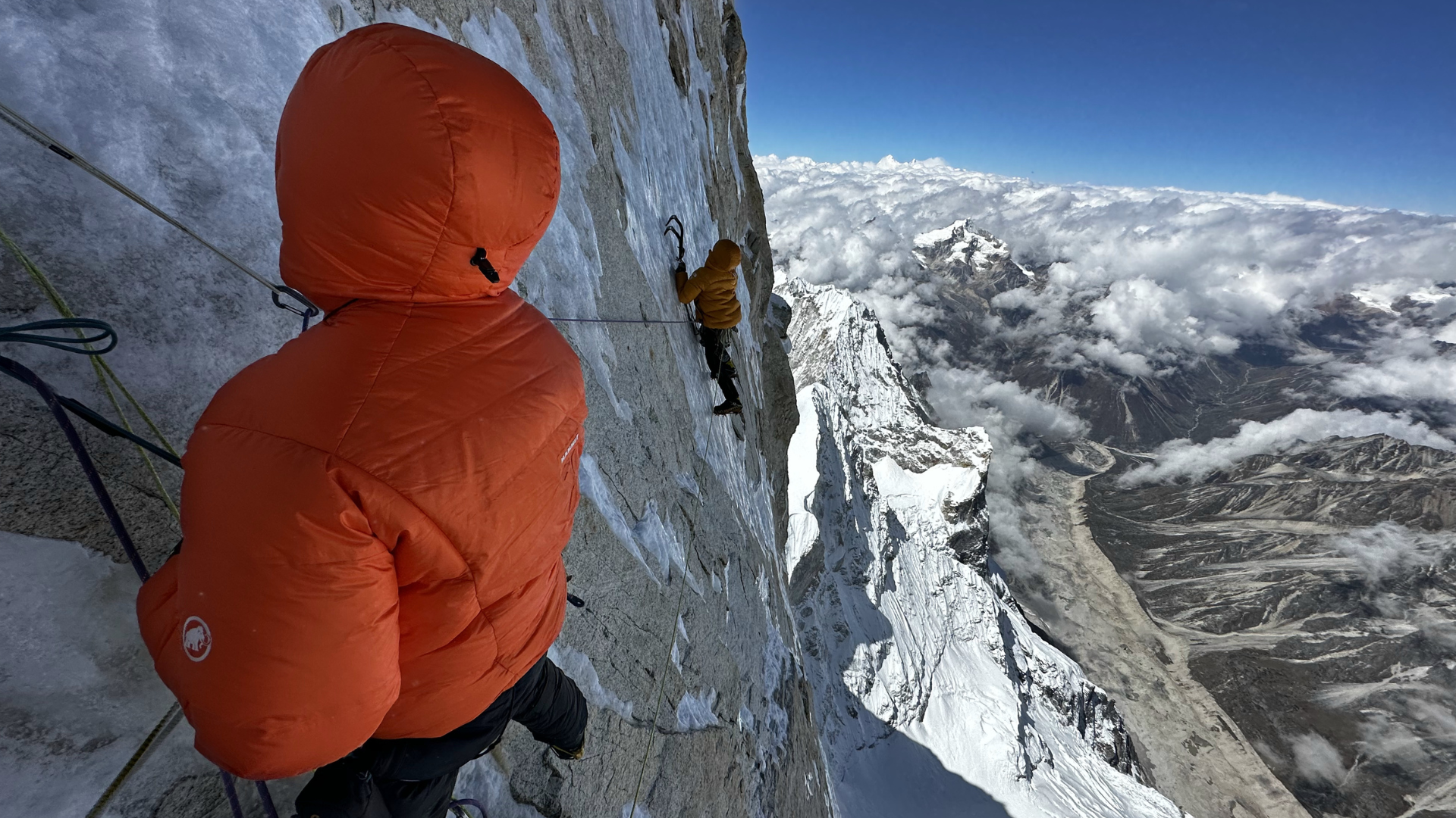 $!Alan Rousseau (izq.) y Matt Cornell en el Monte Jannu en octubre. Ellos y otro hombre, Jackson Marvell, escalaron la montaña en un área remota de Nepal. (Jackson Marvell).
