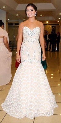 Encajes y pedrería iluminaron las prom