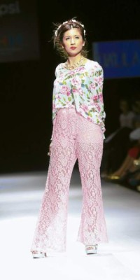 Delicadas prendas que emergen del jardín a la pasarela