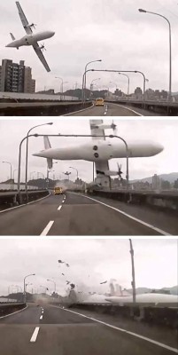 Avión se estrella contra puente y cae en un río